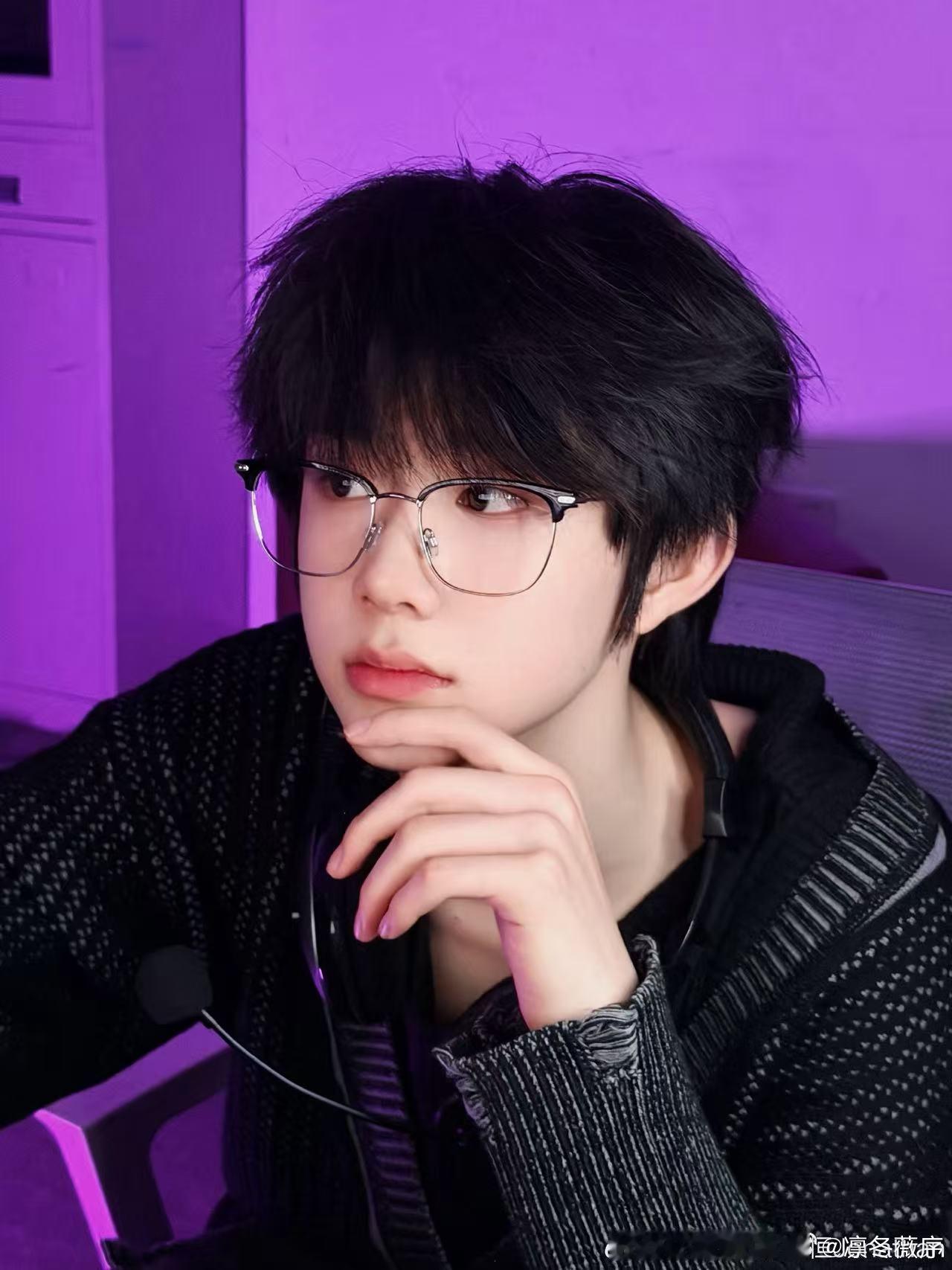 陈奕恒川渝春晚路透 蹲到陈奕恒川渝春晚路透了，高糊都遮不住的帅气，狠狠期待舞台了