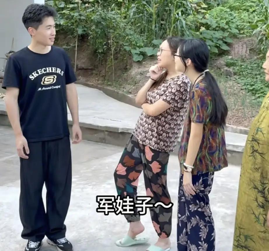 谢炜琳给海军准备了一套衣服太逗了！
外婆透露谢浩男回家时间
许健华开直播聊天在线