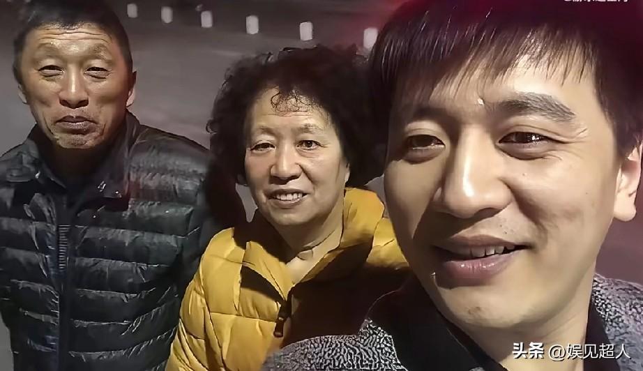 2017年张雪峰接父母到苏州过年的合影，一家三口笑得特别暖，看着就朴实又善良，如