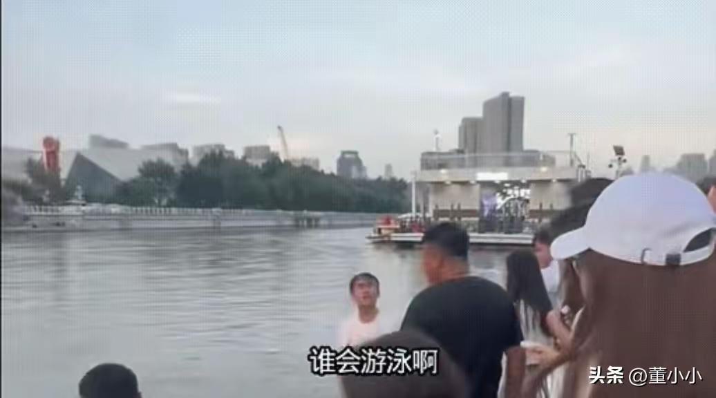 痛心窒息！天津之眼夜景依旧璀璨，陕西一家四口暑假出游，几分钟天人永隔
 
最美的