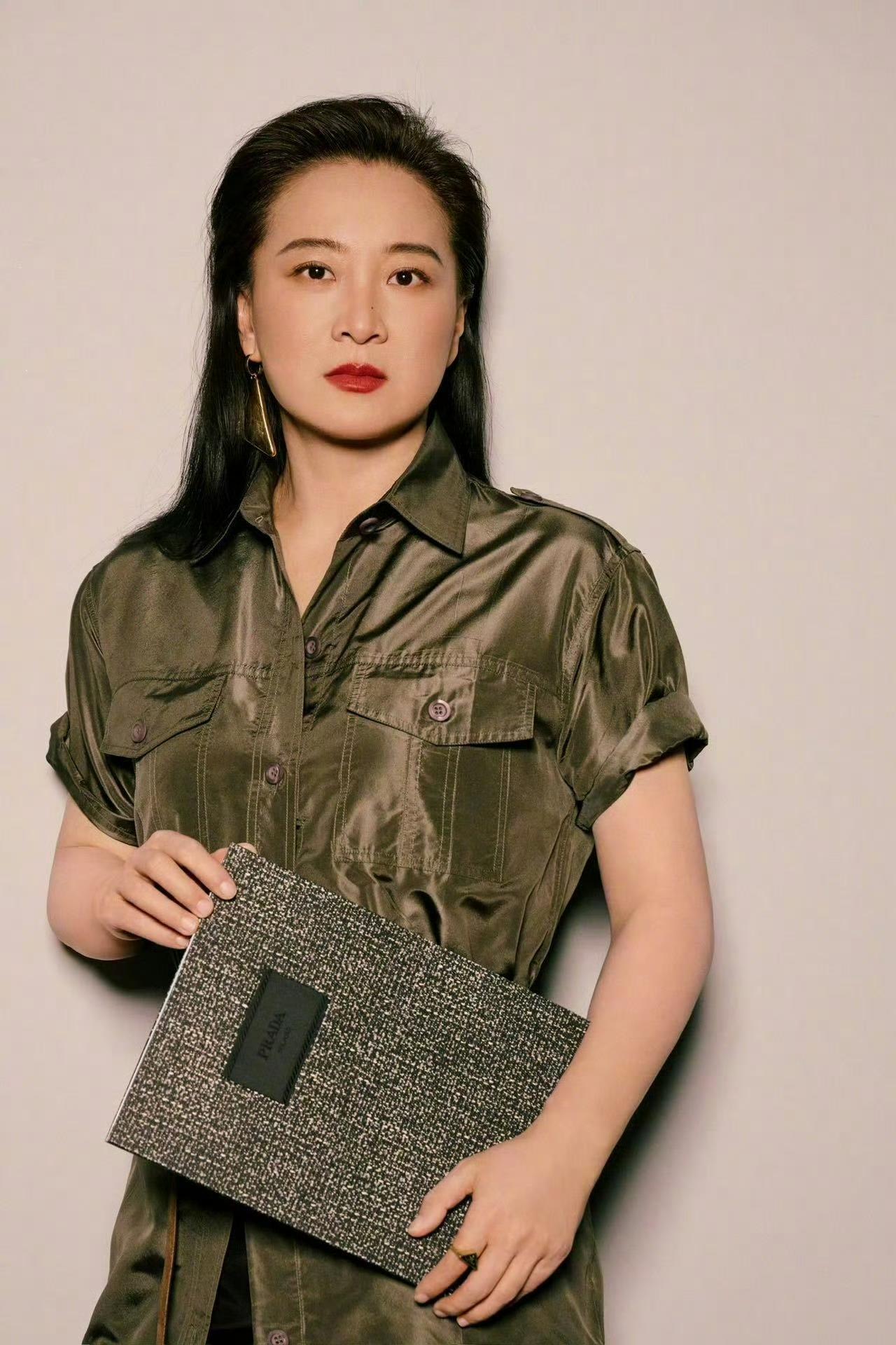 贾玲最近的气质真是大变样，没点开图还以为是刘亦菲，细看才发现是她。那种舒展、笃定