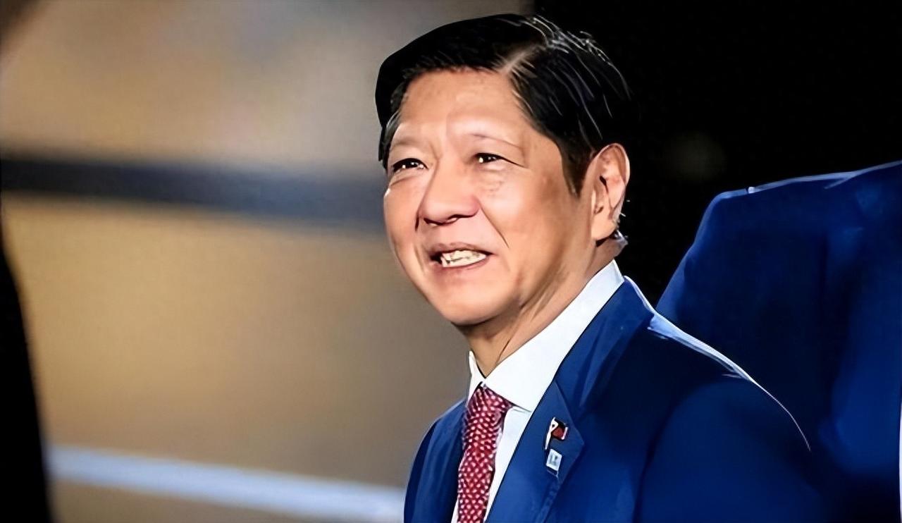 辽宁舰刚刚穿过菲律宾南部海域，还没消停，马科斯就放话要来深圳参加APEC峰会。这