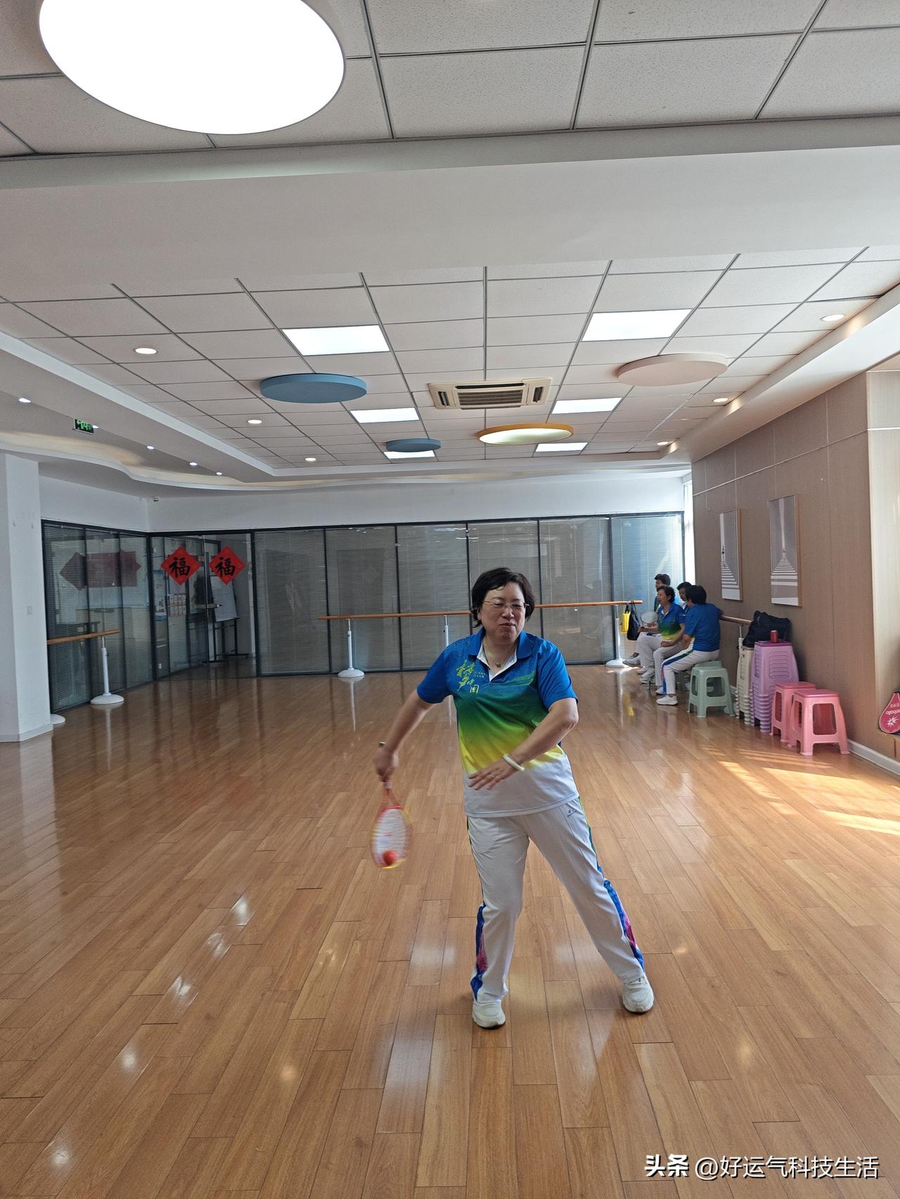 周六下午，退休大姐准时来到青岛锦园社区，和姐妹们相约练习柔力球。算一算接触这项运