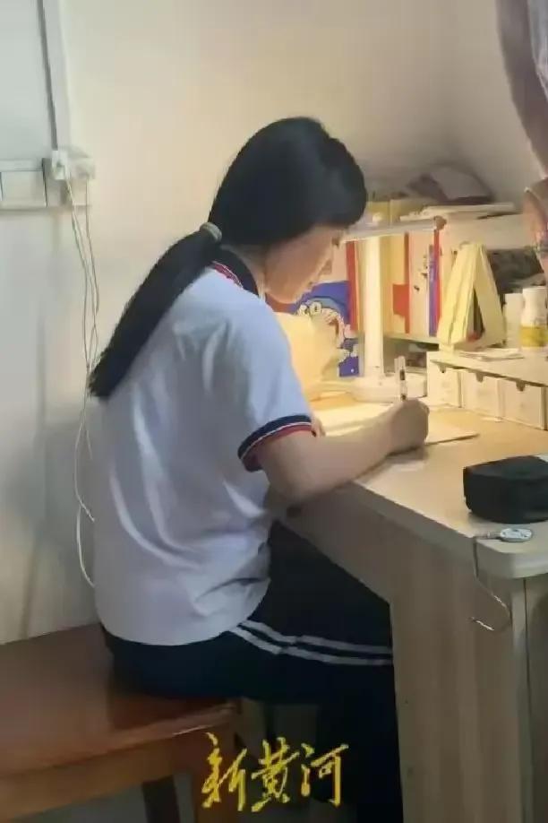 山东巨野18岁女孩，在她6岁时妈妈失踪，13岁时爸爸去世，她只能独自一个人照顾弟