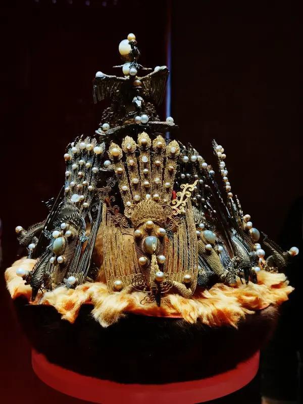 12月13日，千万粉丝博主张凯毅发视频说，丈夫结婚时亲手打造的4斤重黄金凤冠，在