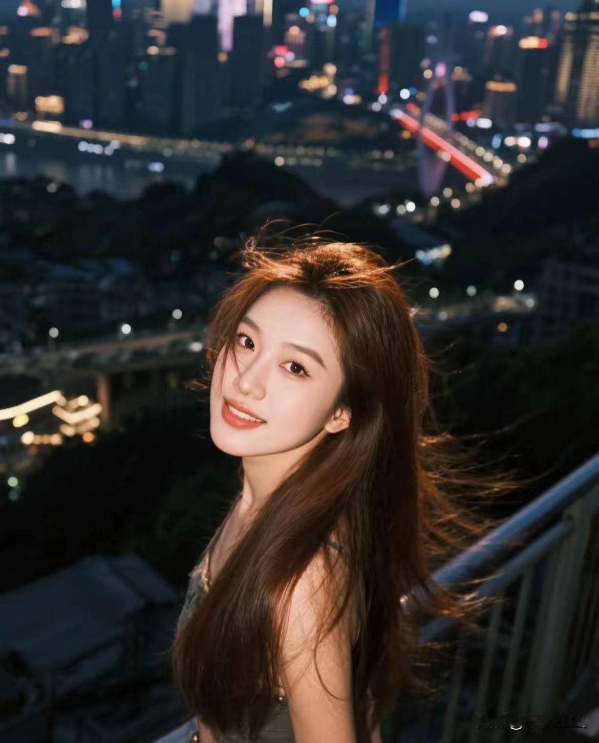 野店灯影摇深巷，
走村串户看新屯。
横批：《深巷与新屯》