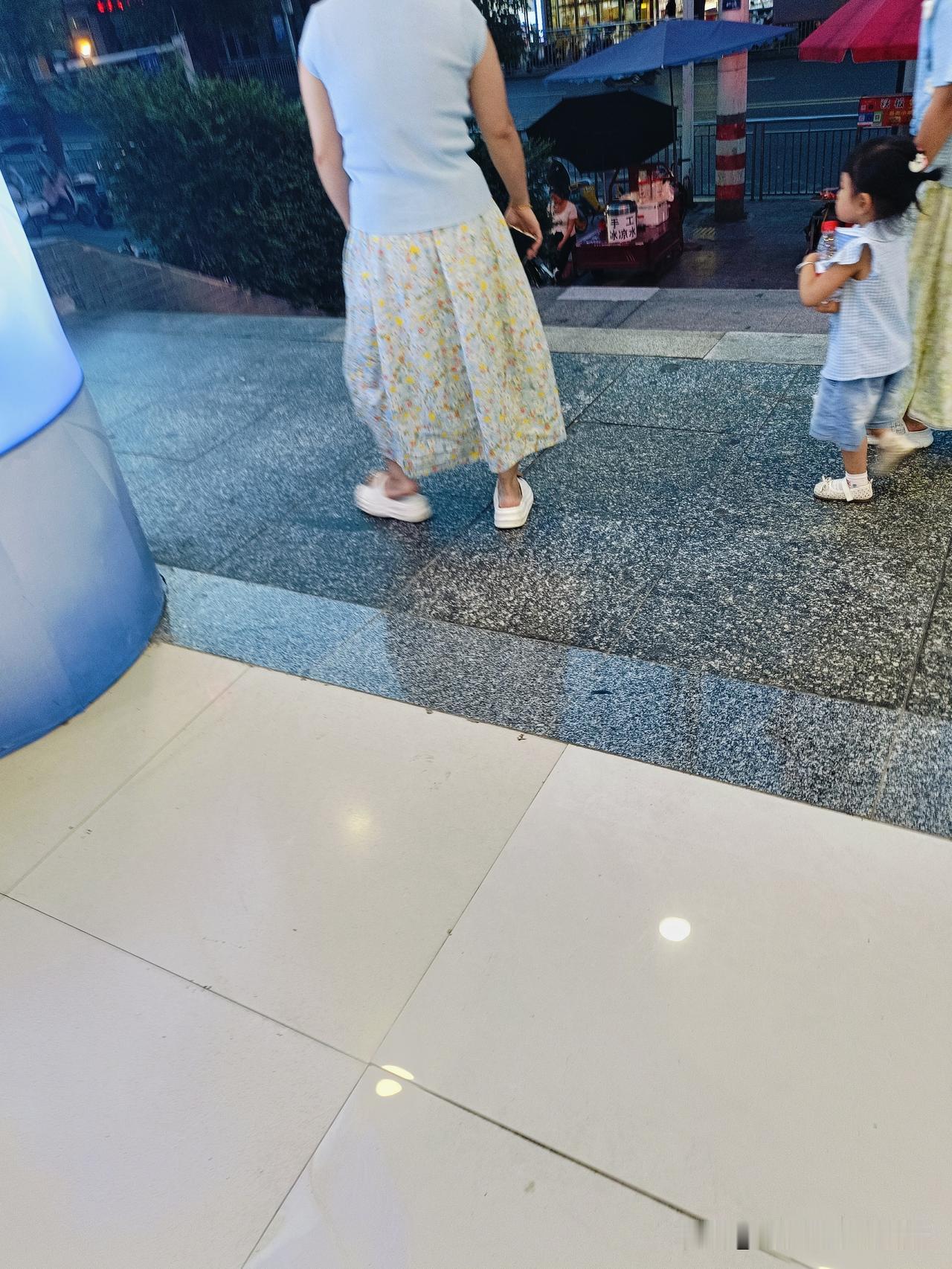 你们有没有跟我一样，去外面溜达看见别人穿的裙子，衣服，觉得好看就喜欢拍照下来，然