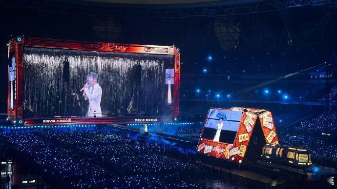 张杰演唱会轻舟开场总导演张杰亲手把控舞美，杭州演唱会《轻舟》开场，行李箱装置搭配
