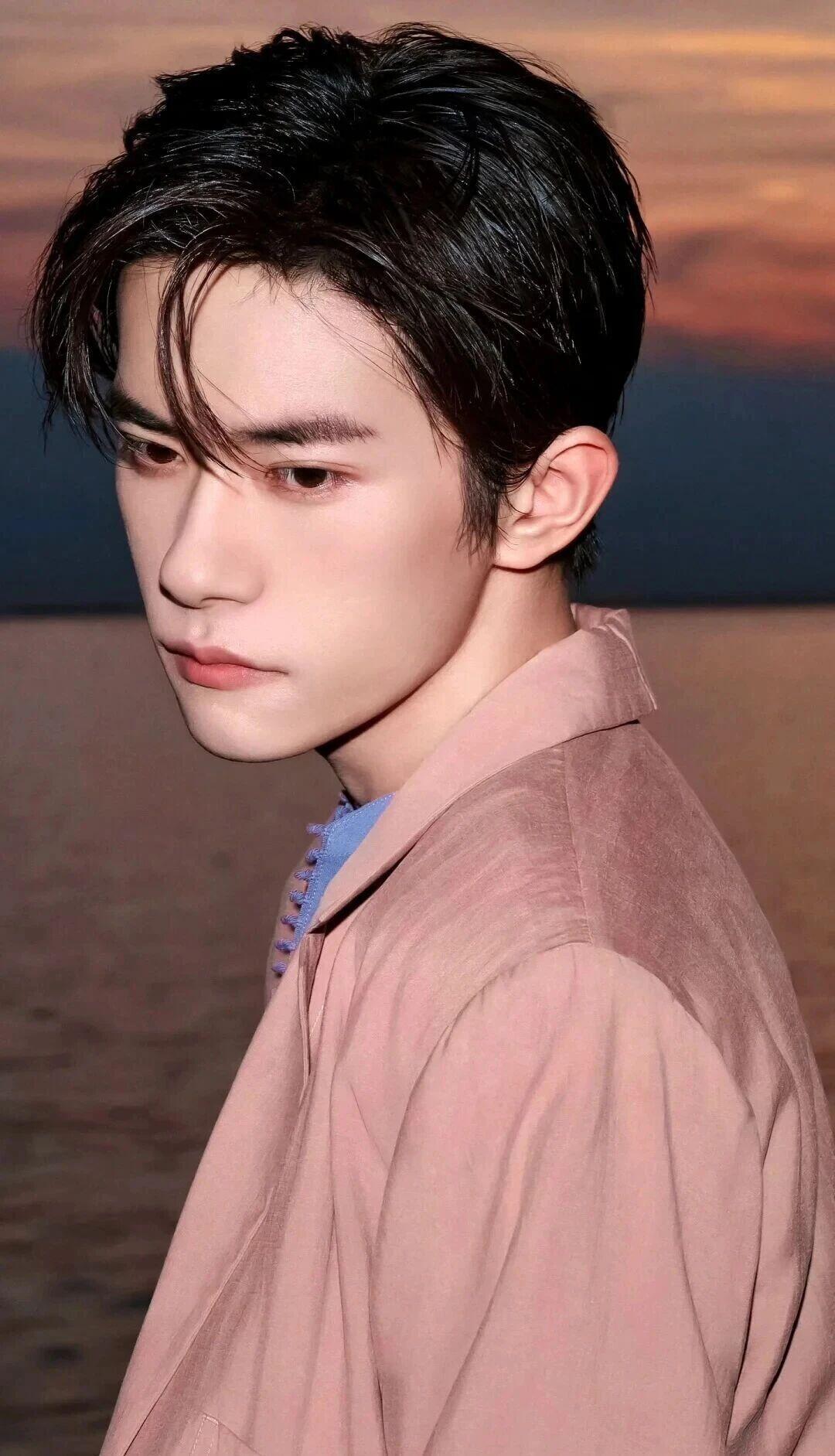 张艺谋说易烊千玺很沉稳从容流量➕实力派他都兼具很能不爱这样的演员 