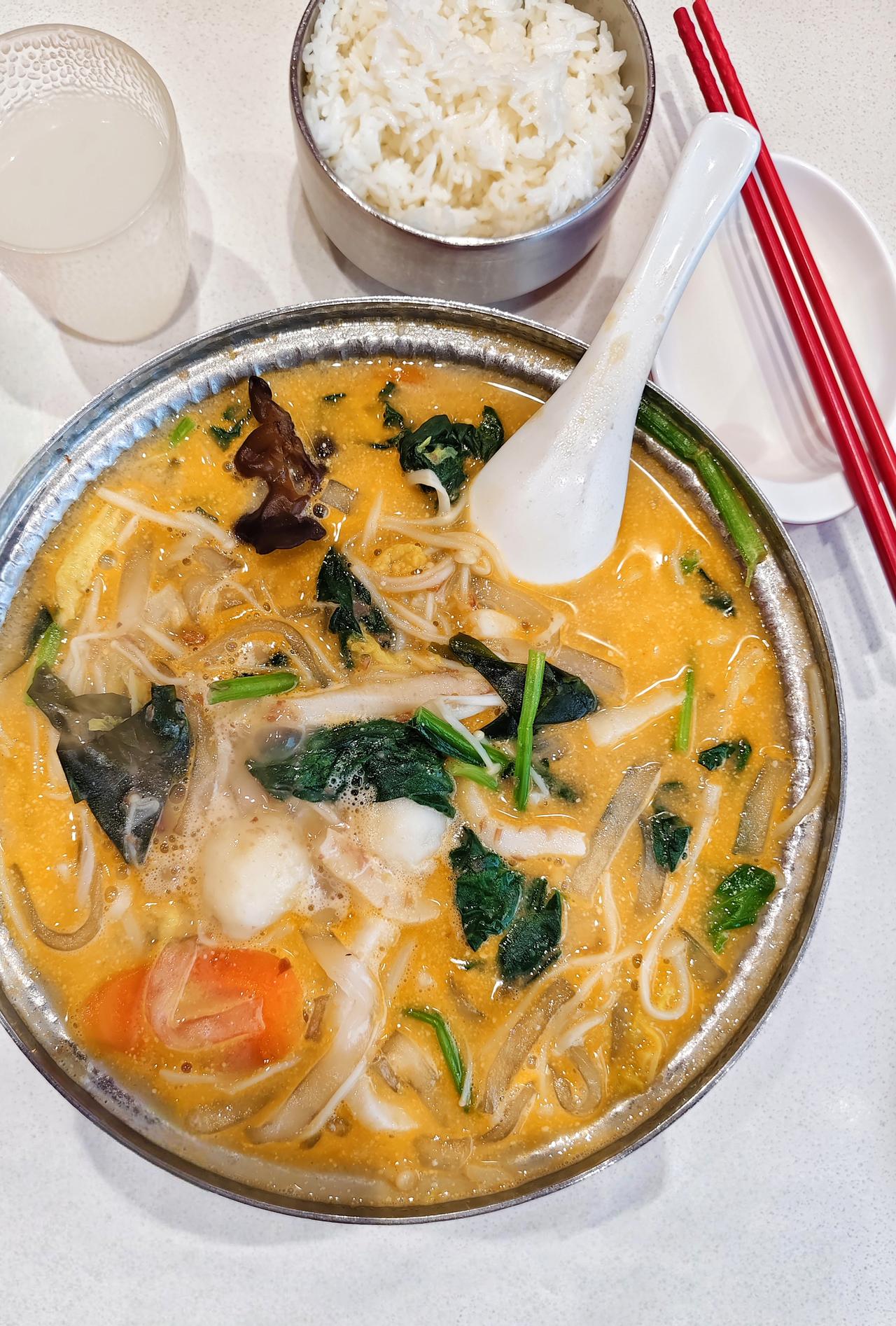 才知道“喜家德水饺店”不只是水饺，除了核心产品饺子以外，还有各种汤锅，米饭之类的
