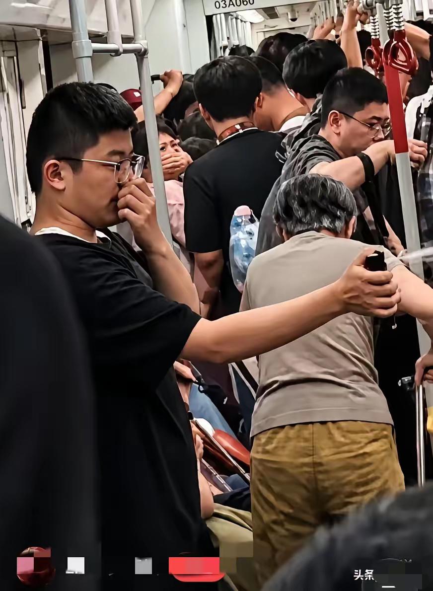 “简直坏透了！”4月30号晚上，广州地铁三号线的一节车厢里，正是下班高峰期，人挤