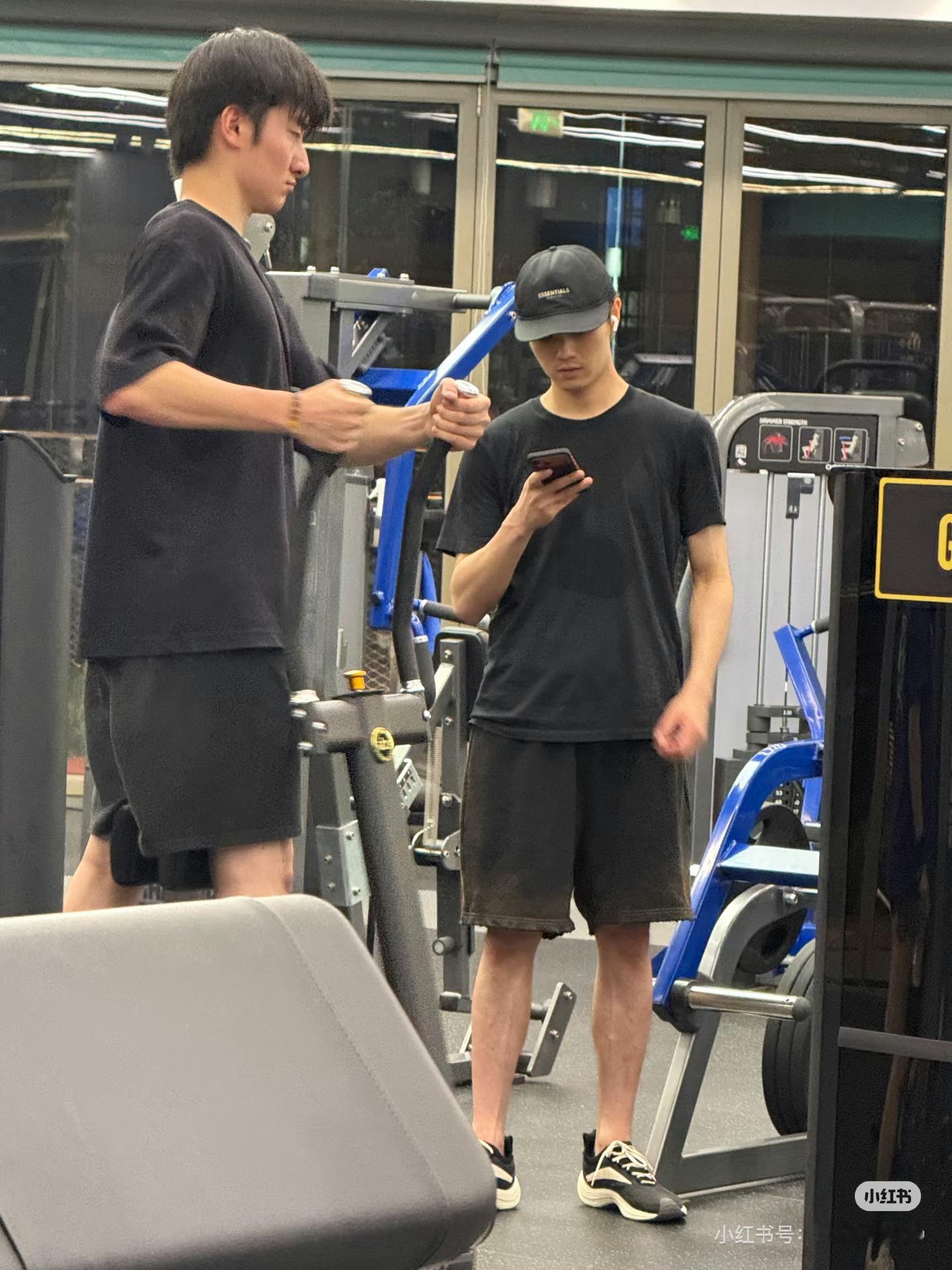 自律的许凯，又被网友偶遇在健身房健身了 