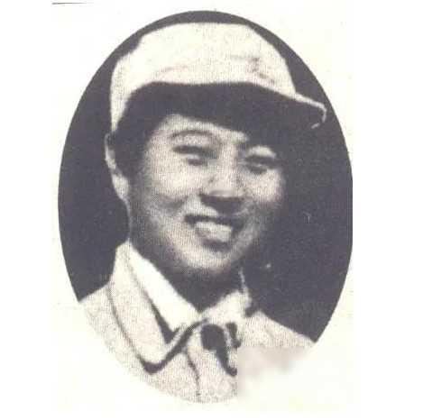 1941年，女团长辛锐在战斗中不幸被日军击中腹部，日本鬼子高叫着：“女八路的花姑