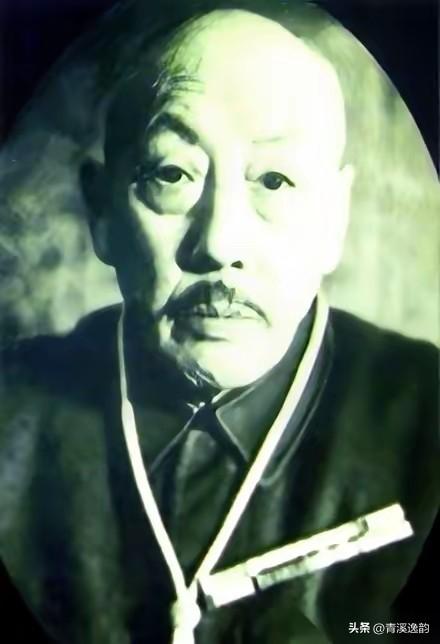 伪满洲国总理张景惠，最瞧不上的，就是自己那个成天只知道花天酒地的儿子。
 
熟悉