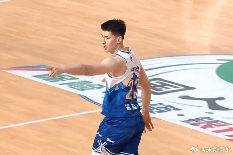 3月11日晚，常规赛第24轮新疆队主场迎战广东队。上半场广东进攻顺风顺水，一度取