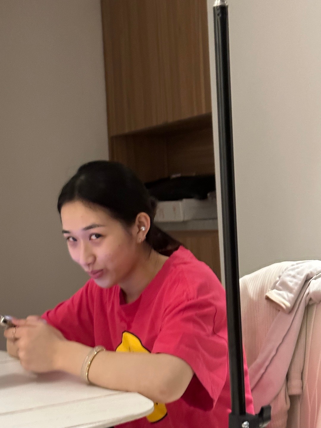 控诉一下这位小姐一到我家就开始玩手机 ​​​