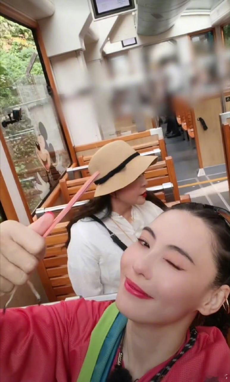 张柏芝夜游维港节目还没播出， VLOG又来疯狂放料！姐姐带着一路繁花2 姐弟团夜
