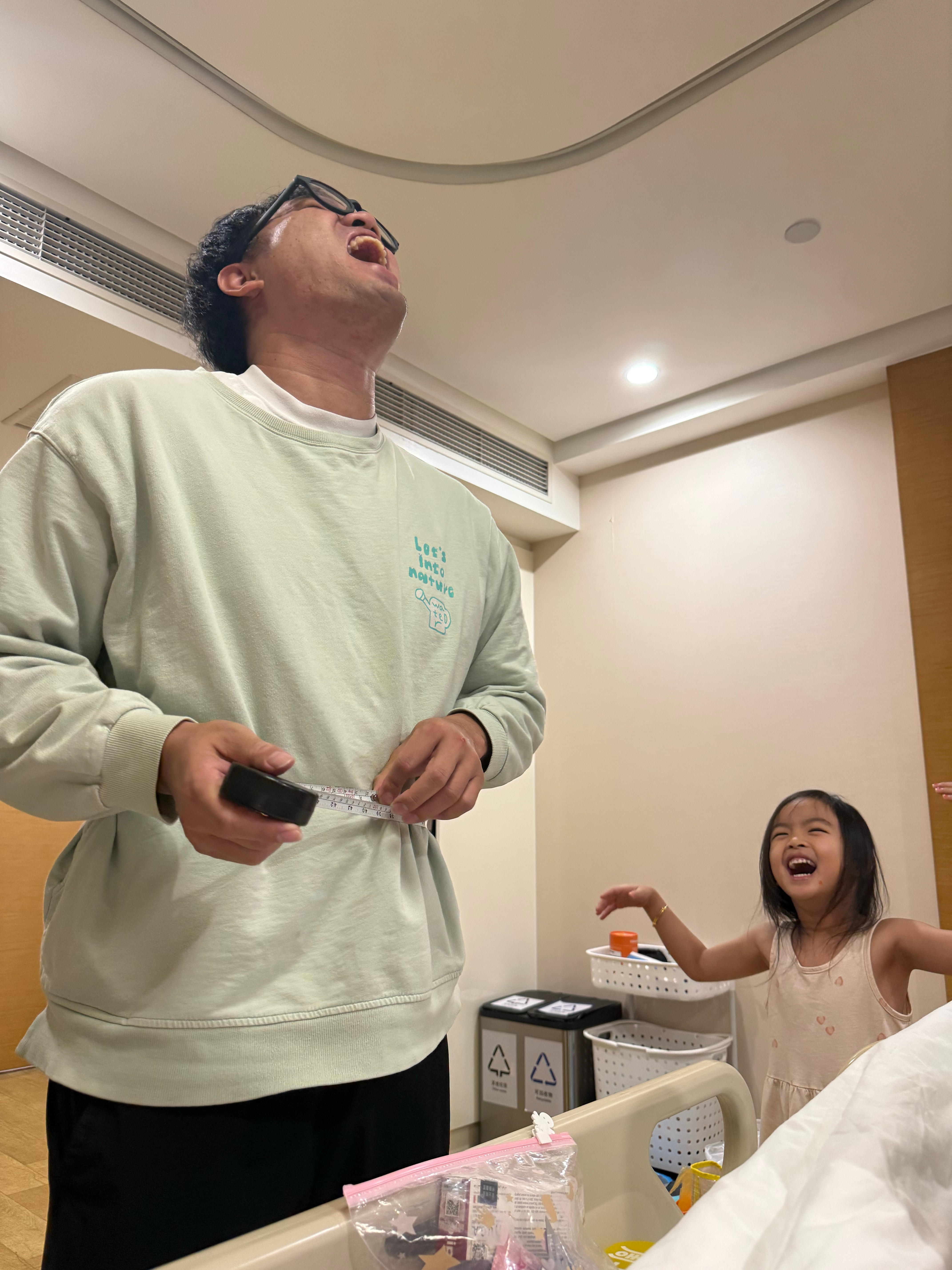 想买哺乳bra，又不知道胸围，叫这人回家的时候顺便拿个软尺过来给我量一下。结果他