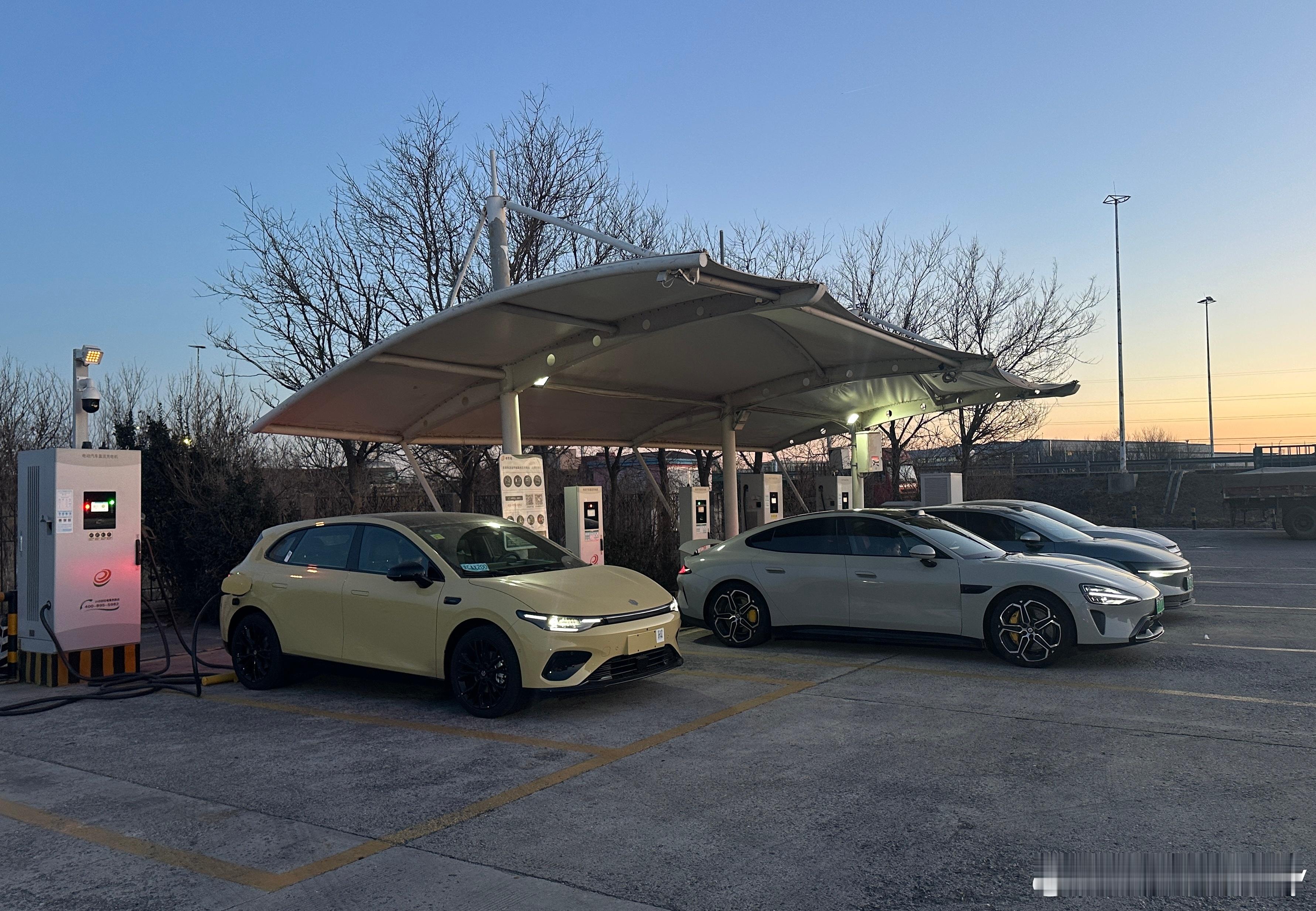 Lafa5在颜值这一块 确实挺帅的… 天津·造甲城服务区