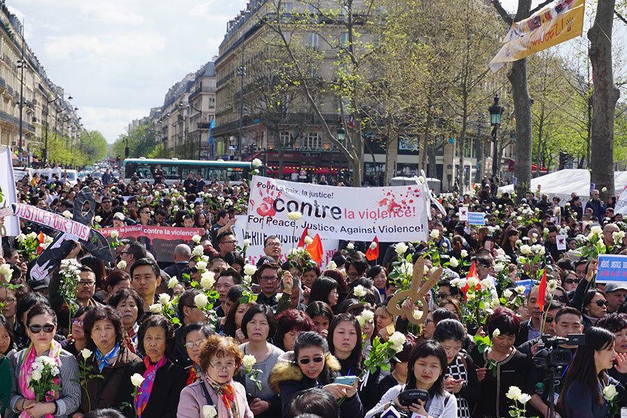 真的看哭国人！6 月 29 日巴黎街头气温高达 40 度，几百位法国普通民众加上