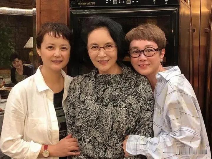 中间是宋晓英，演了半辈子戏，可以称得上老戏骨了，你们是从哪部戏认识她的？#哪些明