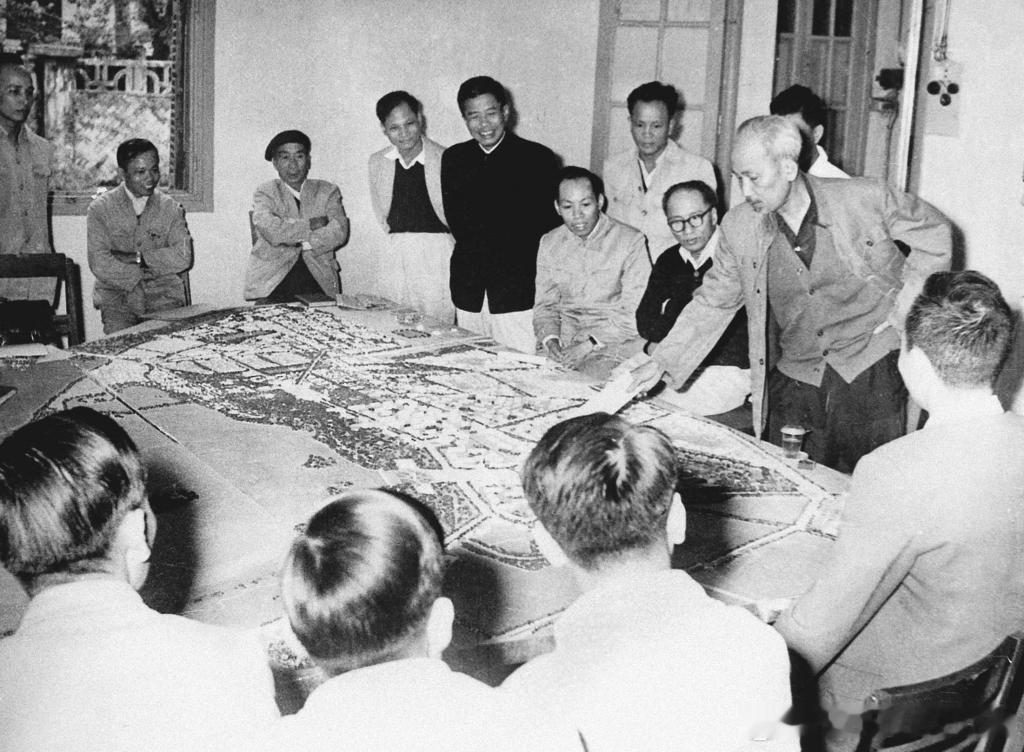 1959年11月16日胡志明查看首都规划模型，指出：“在设计中，必须同步道路、排