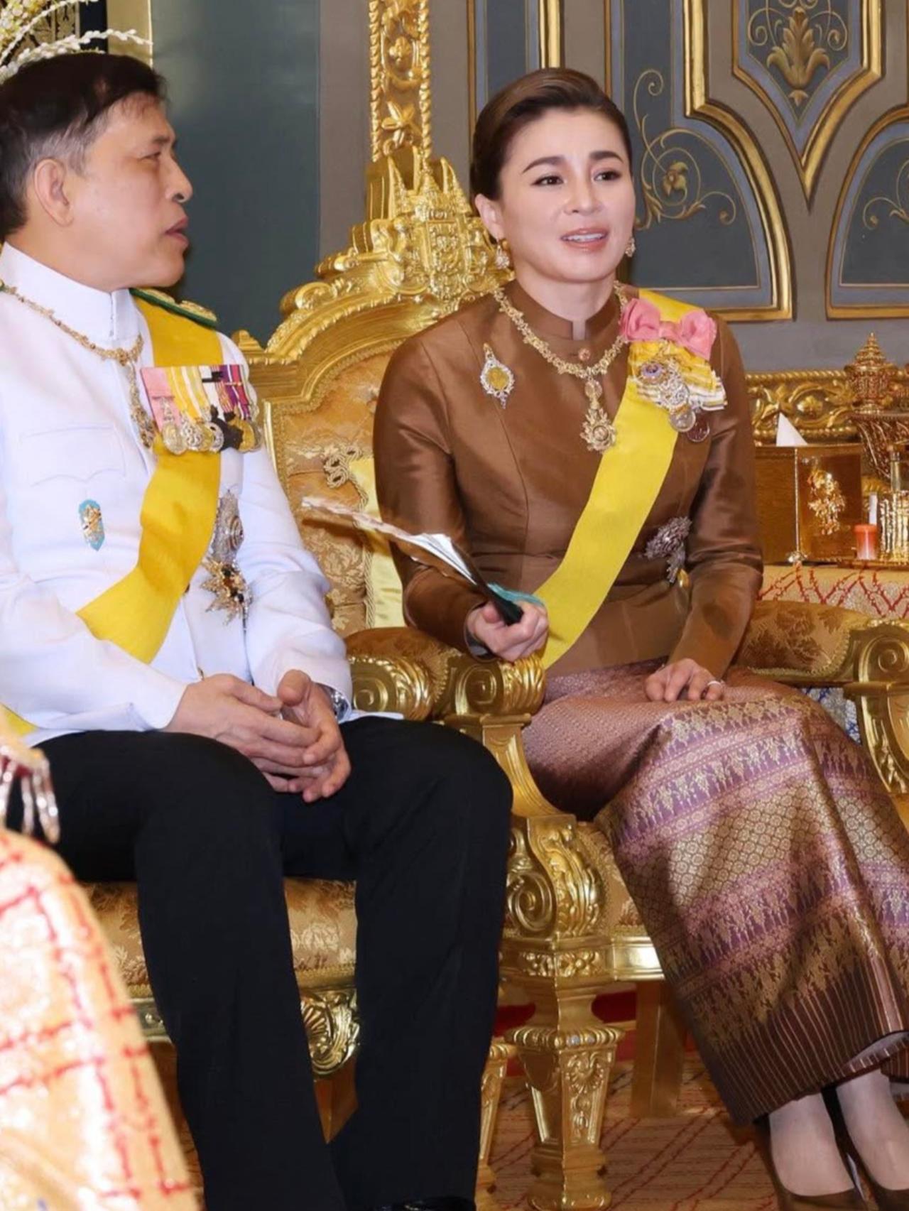 73岁泰王主动秀恩爱，深情款款看着苏提达
泰王堪称矛盾综合体，既携嫔妃团高调亮相