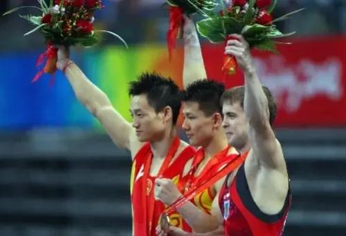 陈一冰是一位中国男子体操运动员，出生于  1999  年，自幼喜爱体操运动。他凭