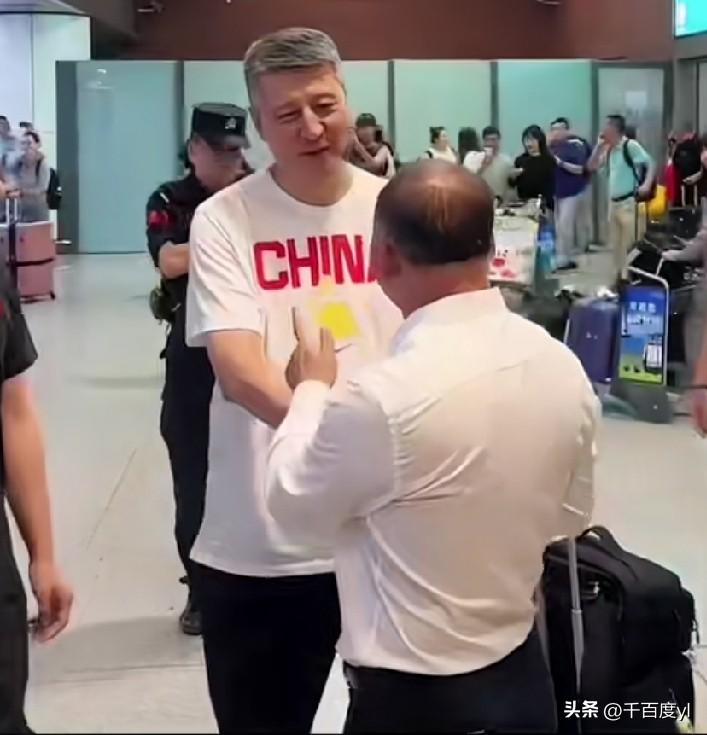 中国男篮抵达沈阳
北京时间6月28日晚21时左右，郭士强带领中国男篮将士抵达沈阳