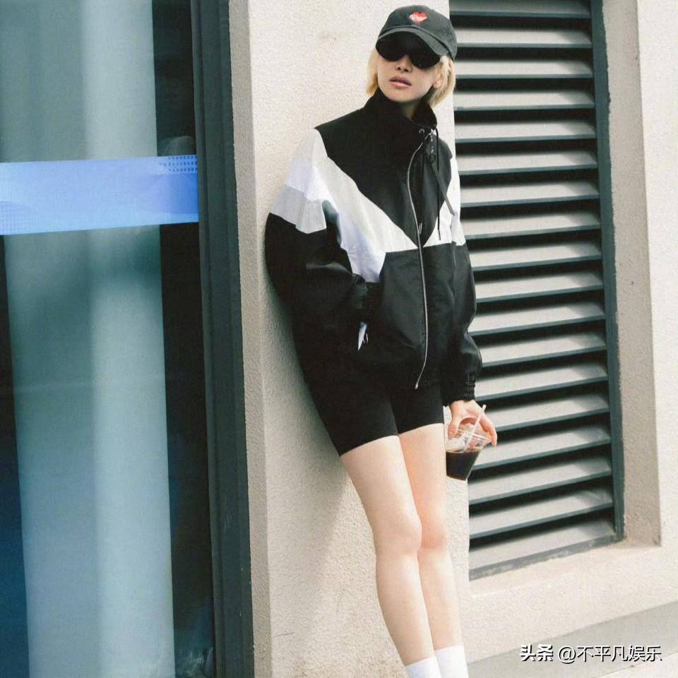 宋茜的腿，堪称“美腿界”的教科书级存在。线条流畅且紧致，肌肉分布恰到好处，既有着