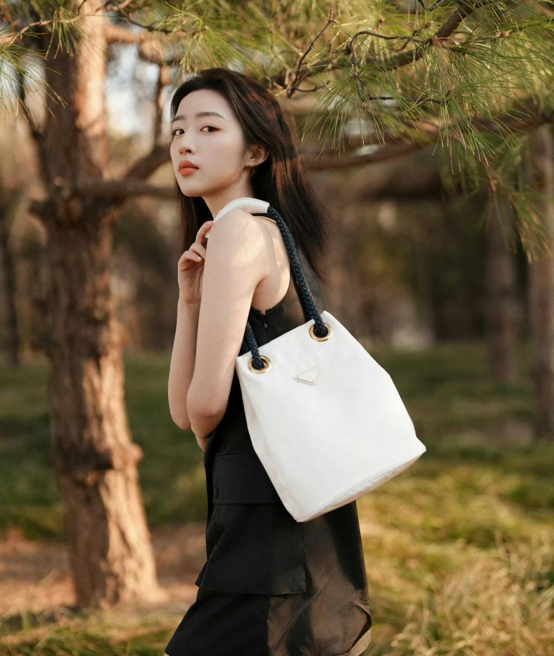 几位年轻小花给Prada同款包拍的推广图，人都是美的 ​ 你喜欢哪位呢 ​​​