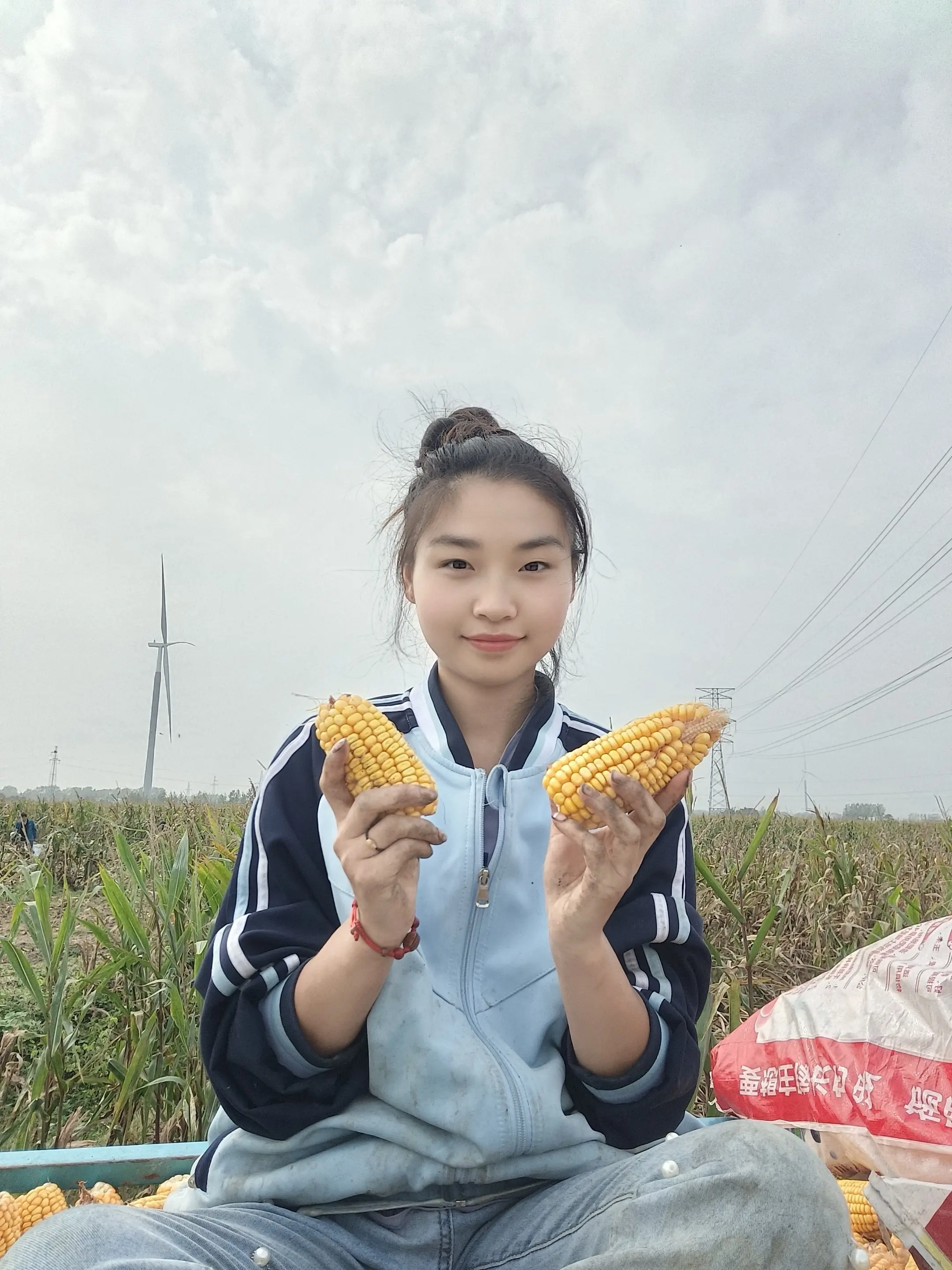 小时候掰玉米是被逼无奈，现在掰玉米是分担和责任。 趁年轻多回家帮父母干...