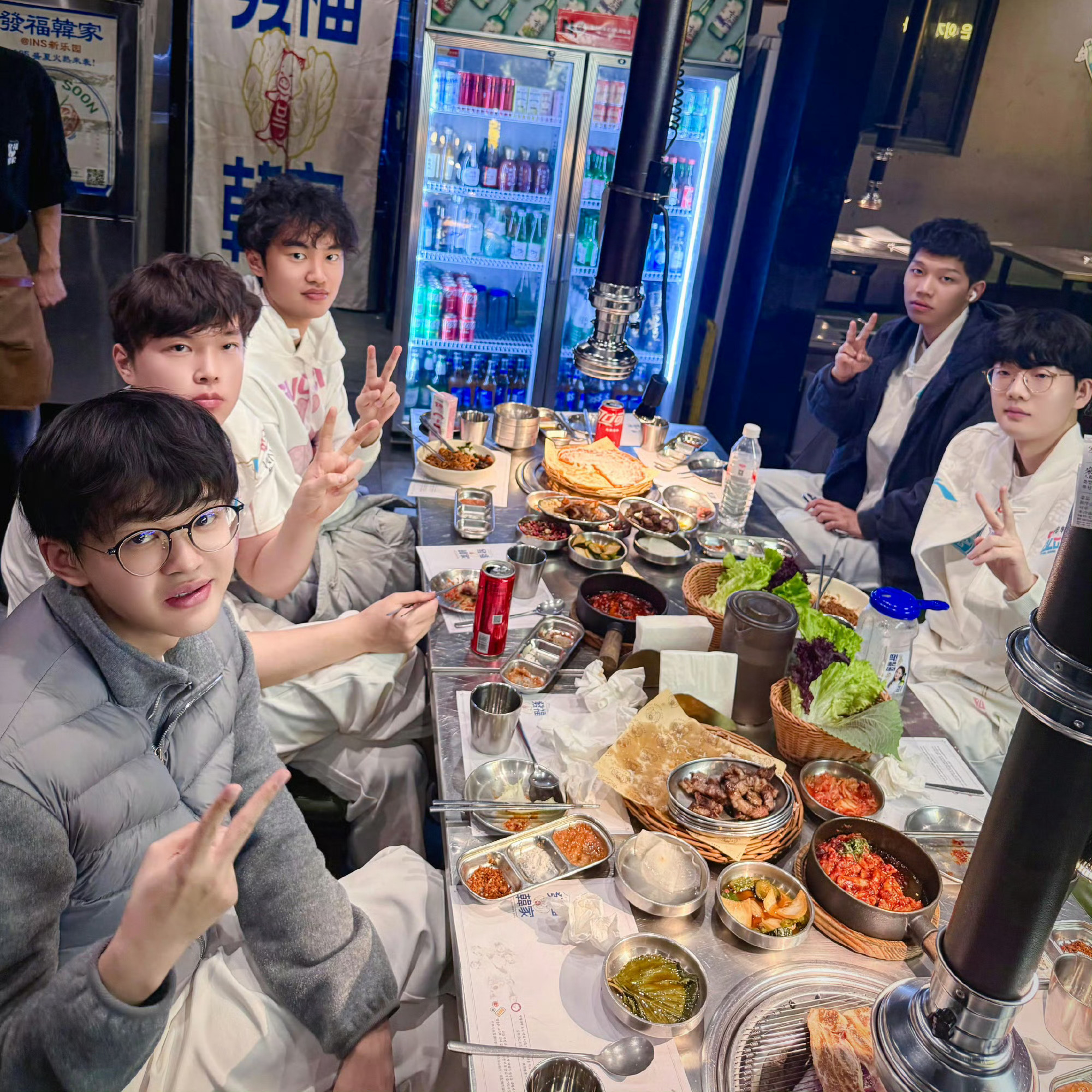 更新一张26BLG聚餐合照，穿队服的Viper2025lpl英雄联盟