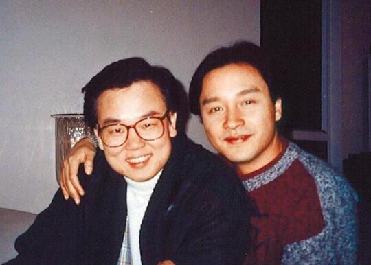 黄百鸣与张国荣合作多年 黄百鸣跟张国荣相识多年，他忆起张国荣离世后的那...