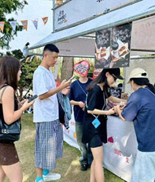 乌镇偶遇任重孙骁骁 3岁女儿同行 二胎悬念又起