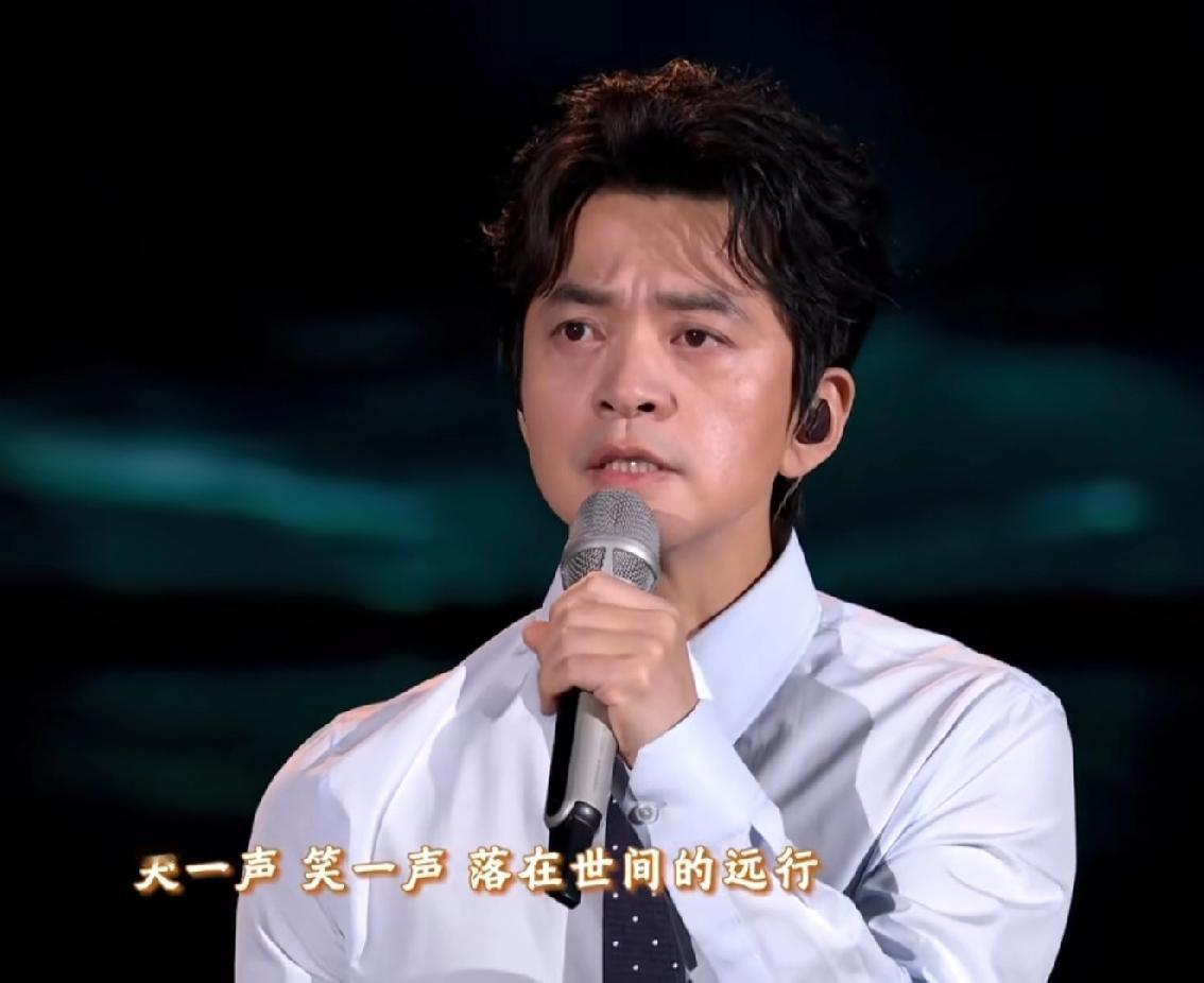 李健今年52岁了！
曾经由他第一句演唱的《一生有你》2005年登上了春晚。可惜他