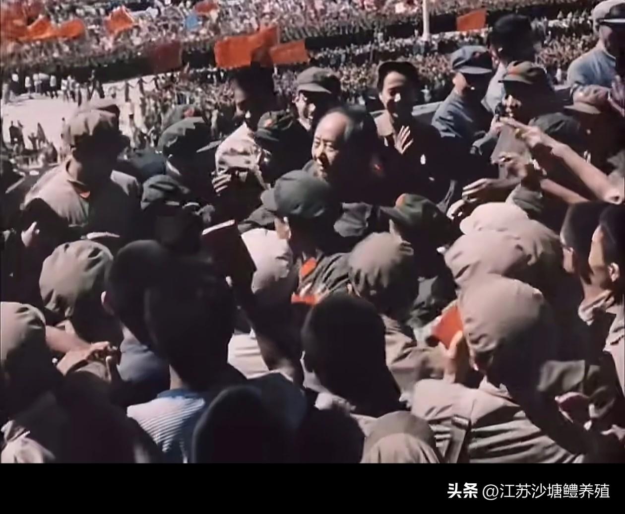 人民的主心骨！
与民同乐，
同甘共苦，
同舟共济！
从群众中来，
到群众中去！