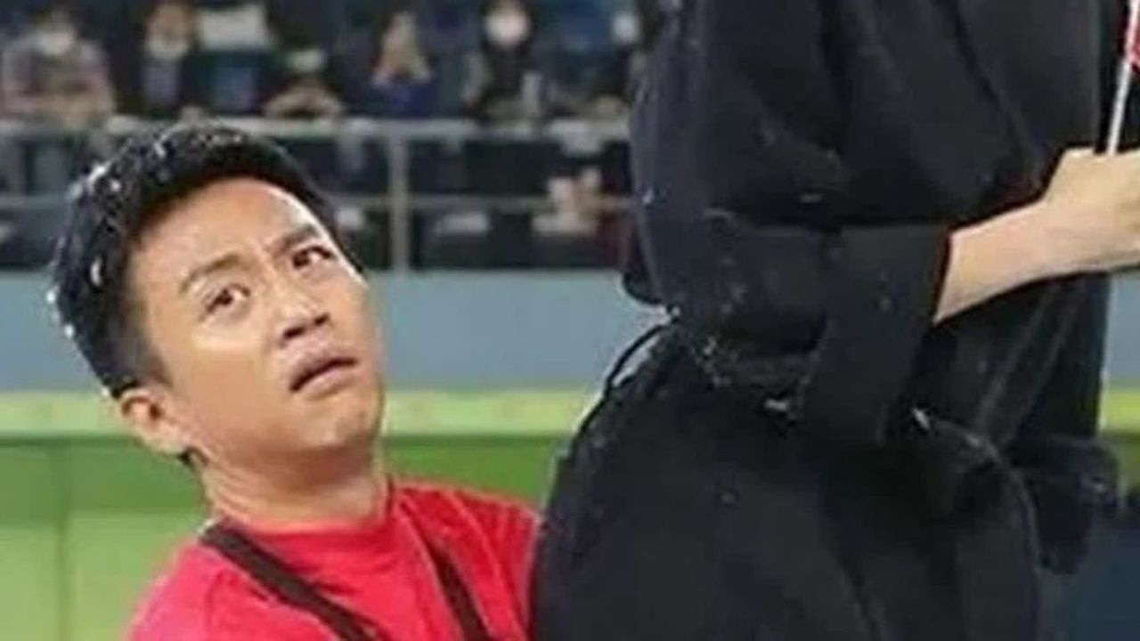 邓超从身后一把抱住孙俪，随后孙俪下意识反应，暴露两人感情状