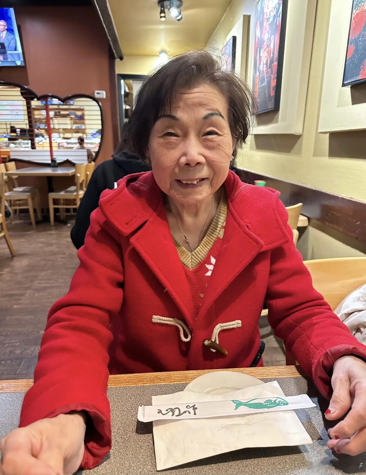 谷爱凌晒照配文为了她她把金牌举向天空，因为最想拥抱的人在那里。每一次腾空，都是为