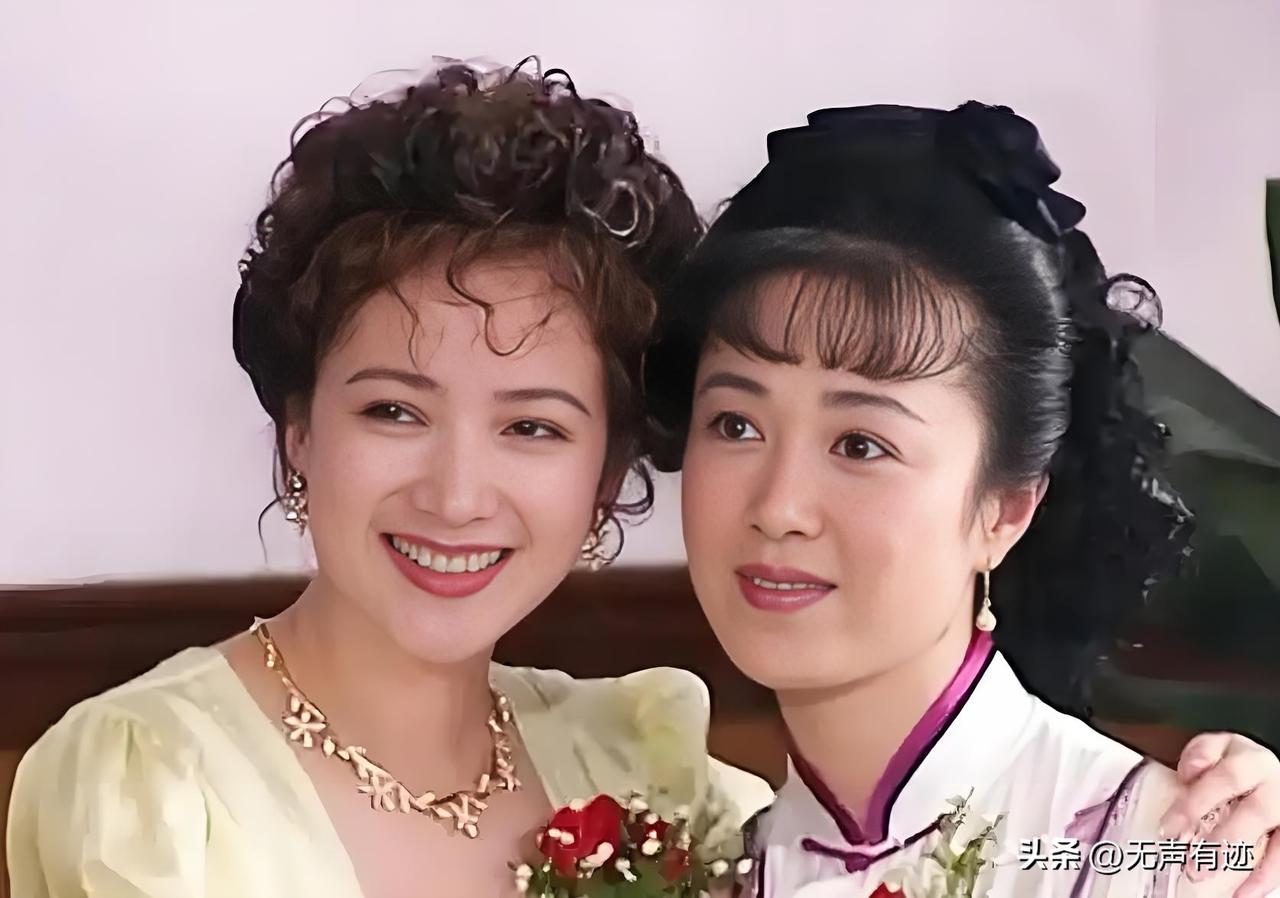 何晴VS傅艺伟，显然，傅艺伟略逊一筹啊！
她们都是七八十年代中国内地影视圈最美的