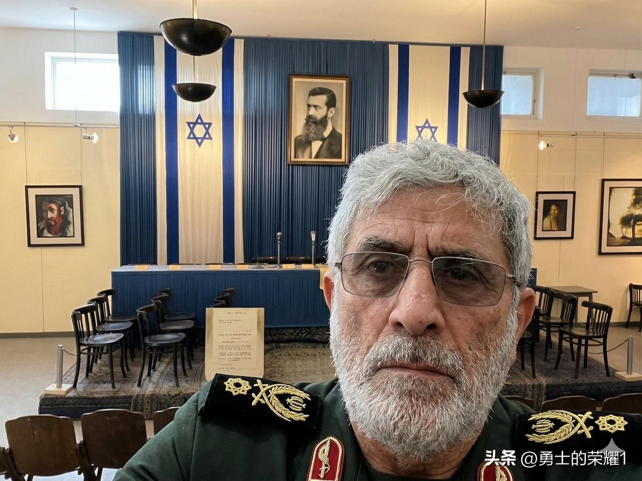 伊朗将军埃斯梅尔刚刚给他的朋友发了这张在独立厅拍的自拍照，并让他的朋友把这张照片