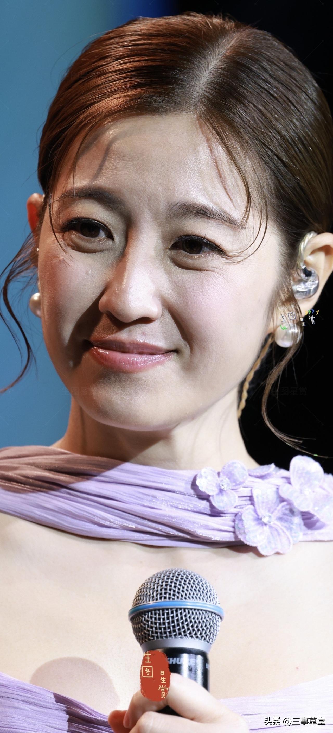 陈自瑶音乐会新尝试
情到深处难自已的yoyo这状态，绝了！每一帧都是壁纸级别！