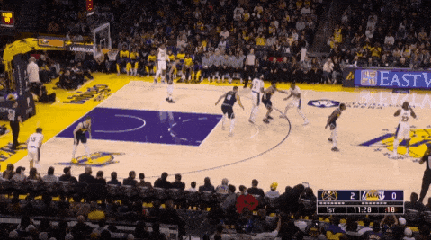 詹姆斯这个球的牵制力，这视野，这传球精准度，放眼NBA历史的确是前二的存在！这个