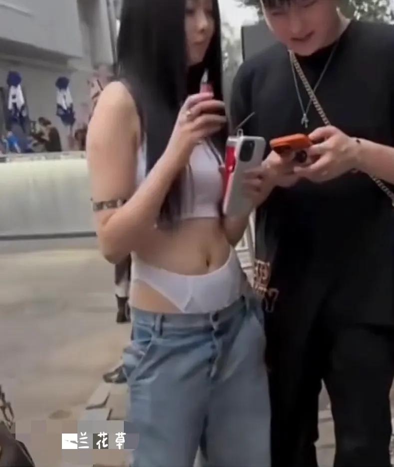 这又是一种时尚：内裤外穿，外裤拉低。
我就说，这样的穿着，它不影响正常走路吗？万