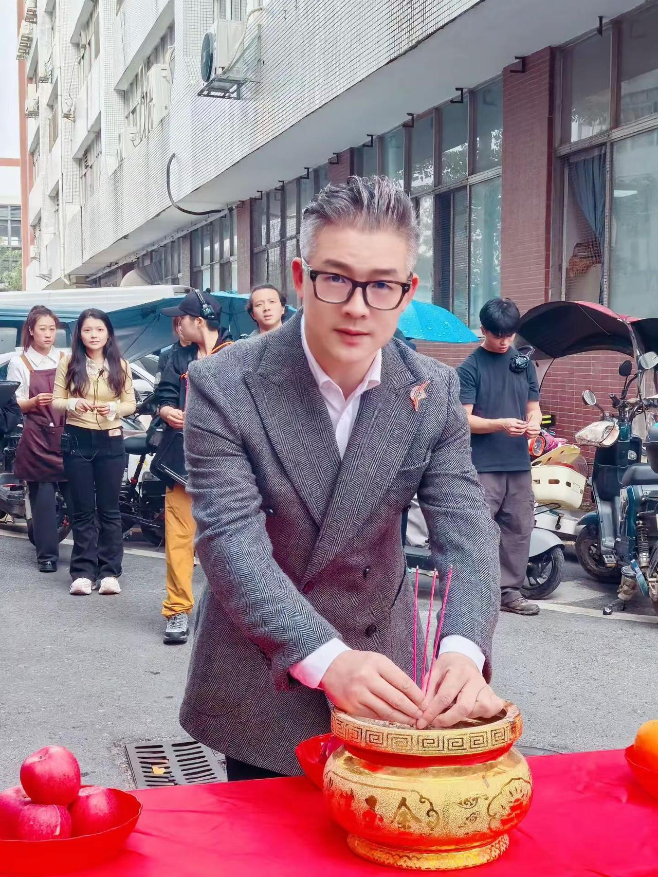 有鲤有余影业盛大开机，如璀璨星辰耀世登场。它贯穿世界东西，融汇东西方文化精髓，于