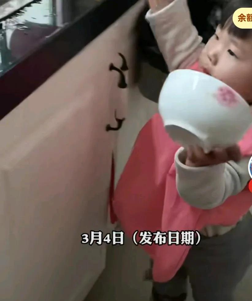 女孩吃完饭主动将碗筷扔进水池里，看这动作就很娴熟，匆匆的跑到那随手一扔，
碗筷就