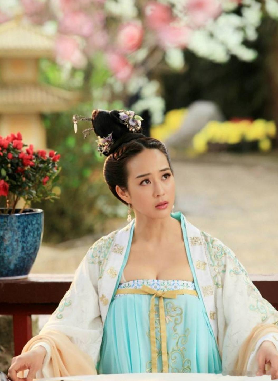 649 年，唐太宗李世民病逝。后妃徐惠悲痛欲绝，她轻抚着李世民的画像泣道：“先帝