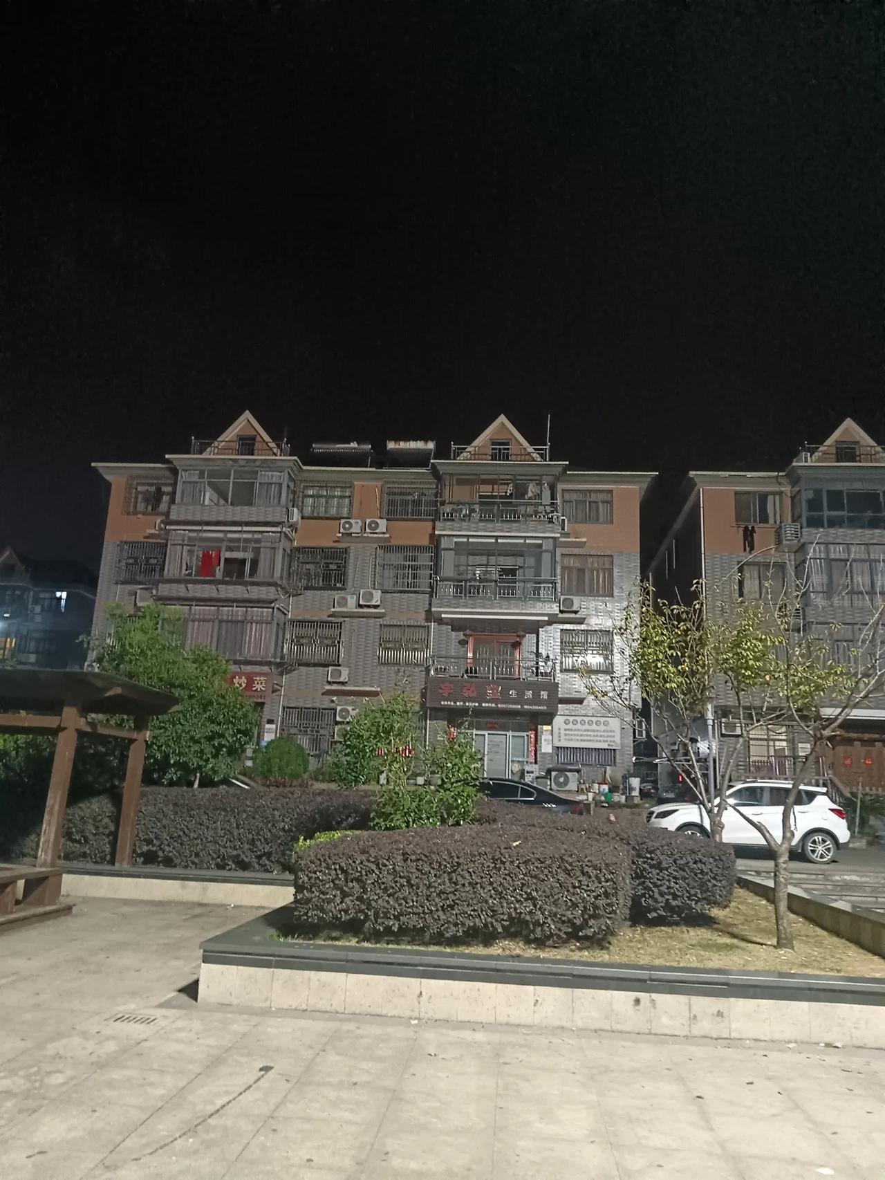 

无星之空下的迷茫
 
夜，如同一块巨大的黑色绸缎，沉甸甸地压在头顶。天空没有