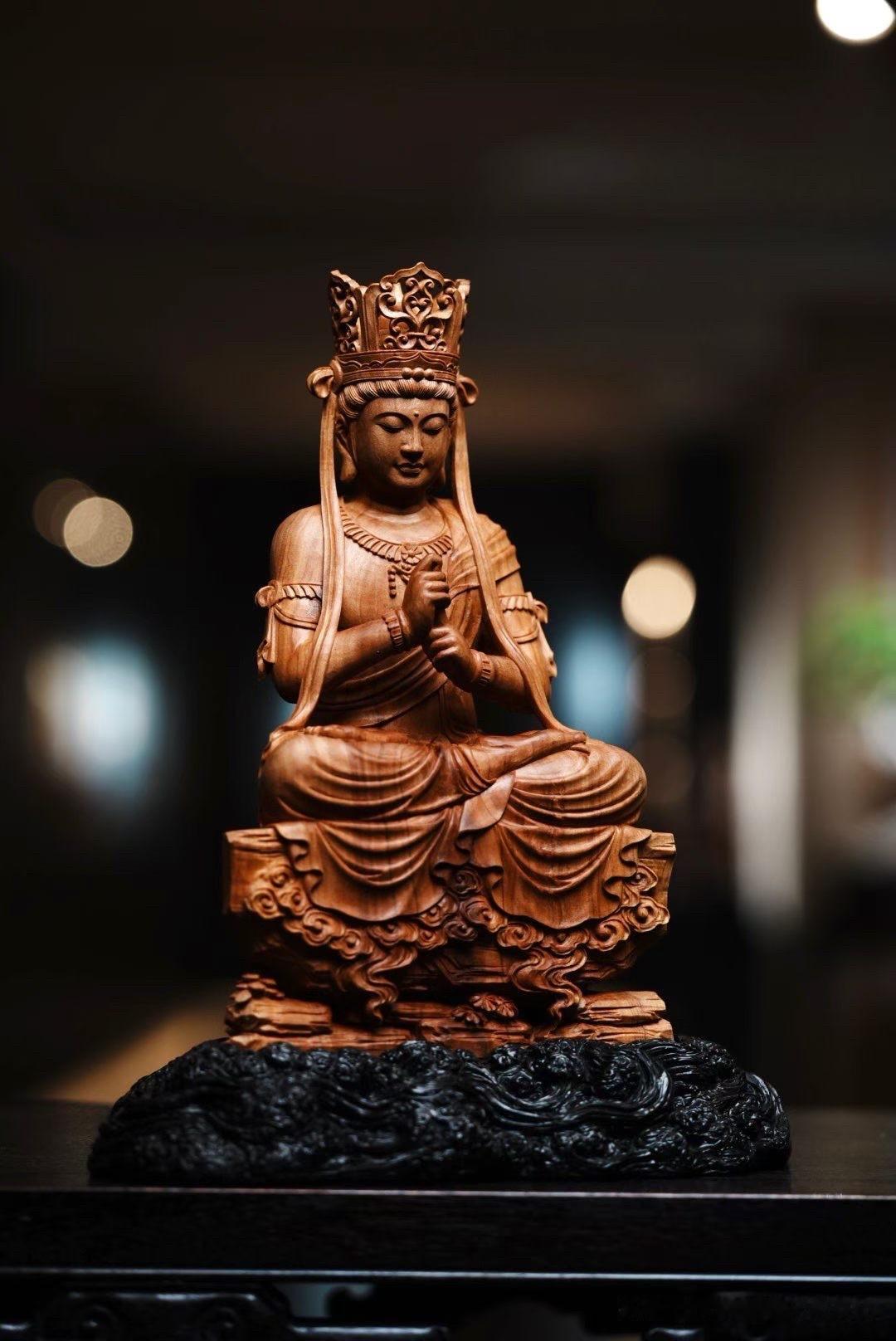 静，并不是无声，而是一种能够沉淀人心的力量。

老山檀香的木香缓缓散开，毗卢遮那