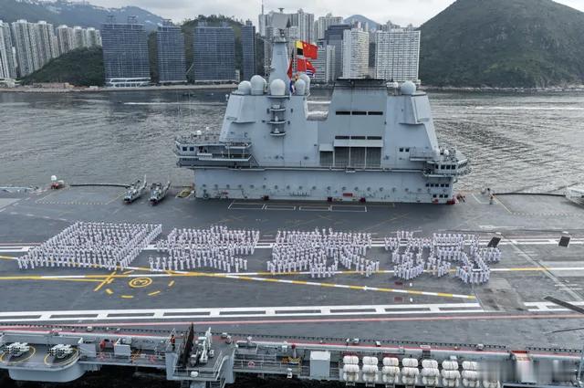 从“香港你好”到“国安家好”，航母访港，甲板的字为何变了？ 据新华社7月3日的报